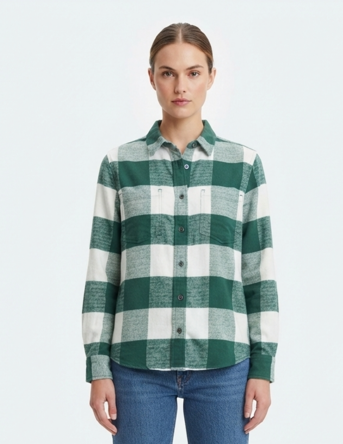 Blusa blanca con cuadros verdes abotonada