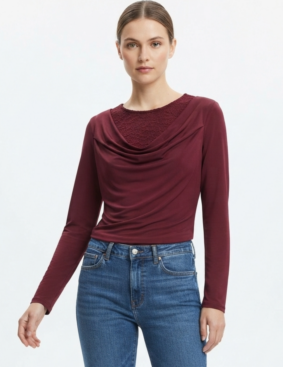 Blusa guinda manga larga con detalle de encaje