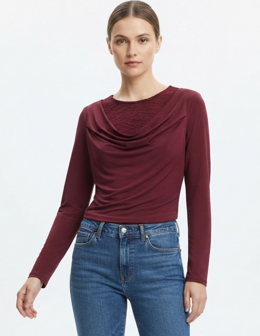 Blusa guinda manga larga con detalle de encaje