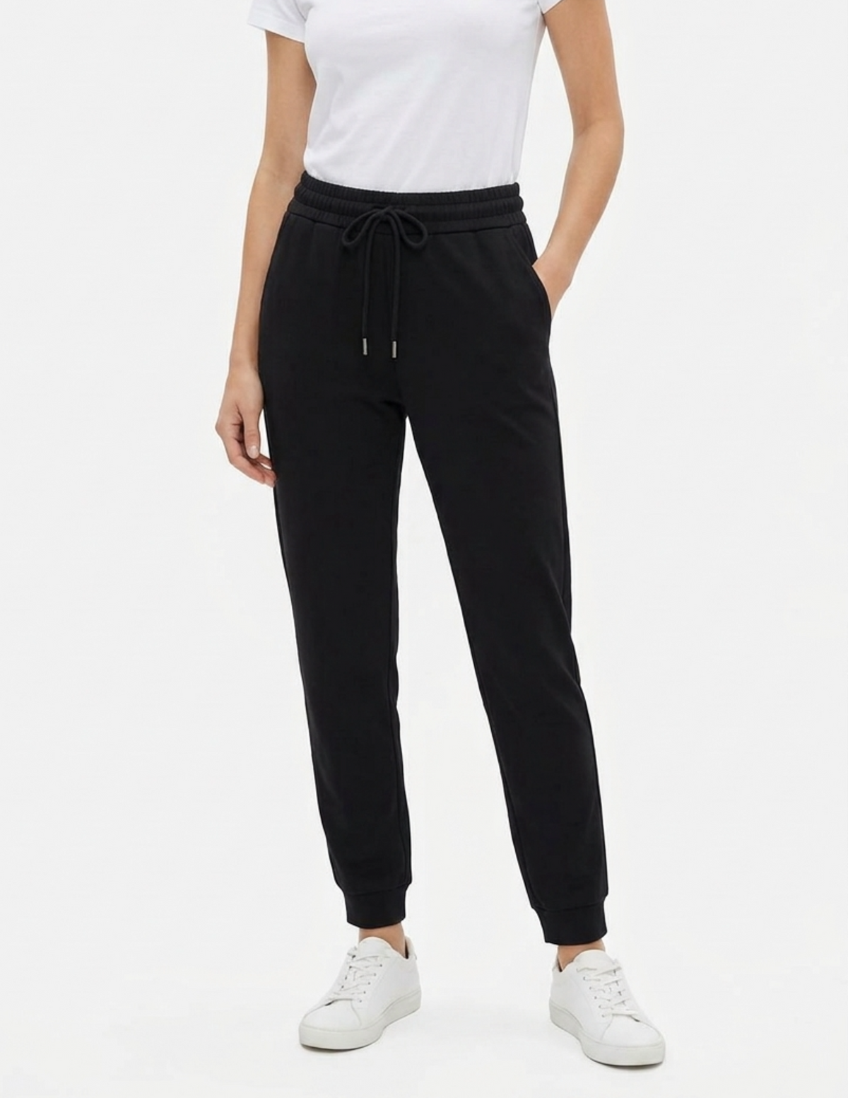 Pantalonera negra con ajuste en cintura