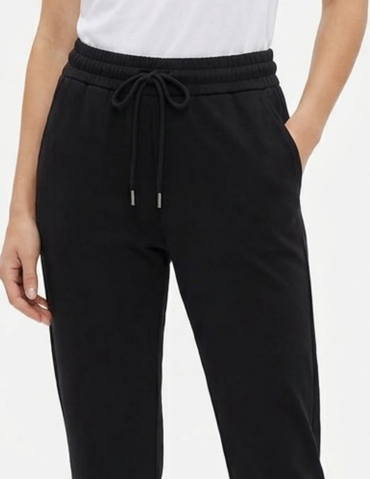 Pantalonera negra con ajuste en cintura