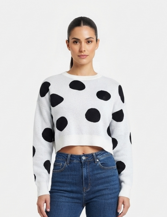 Suéter blanco con puntos negros