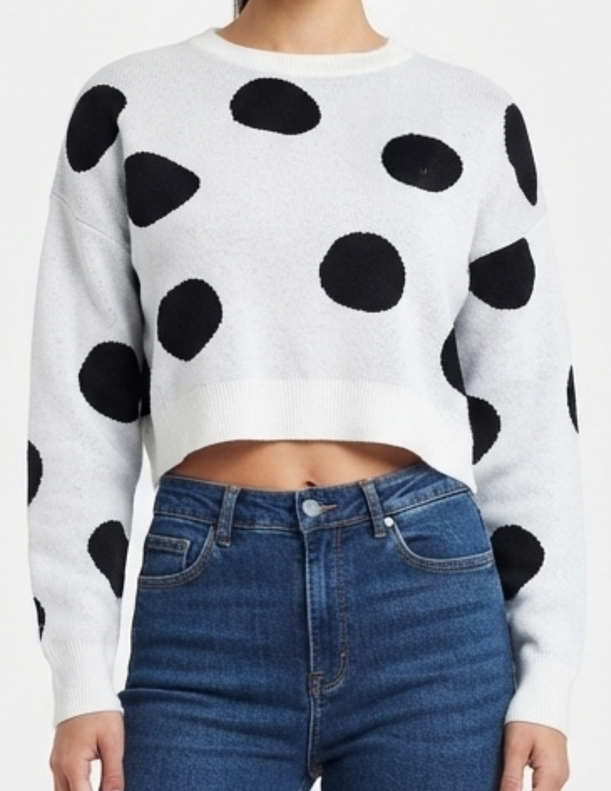 Suéter blanco con puntos negros