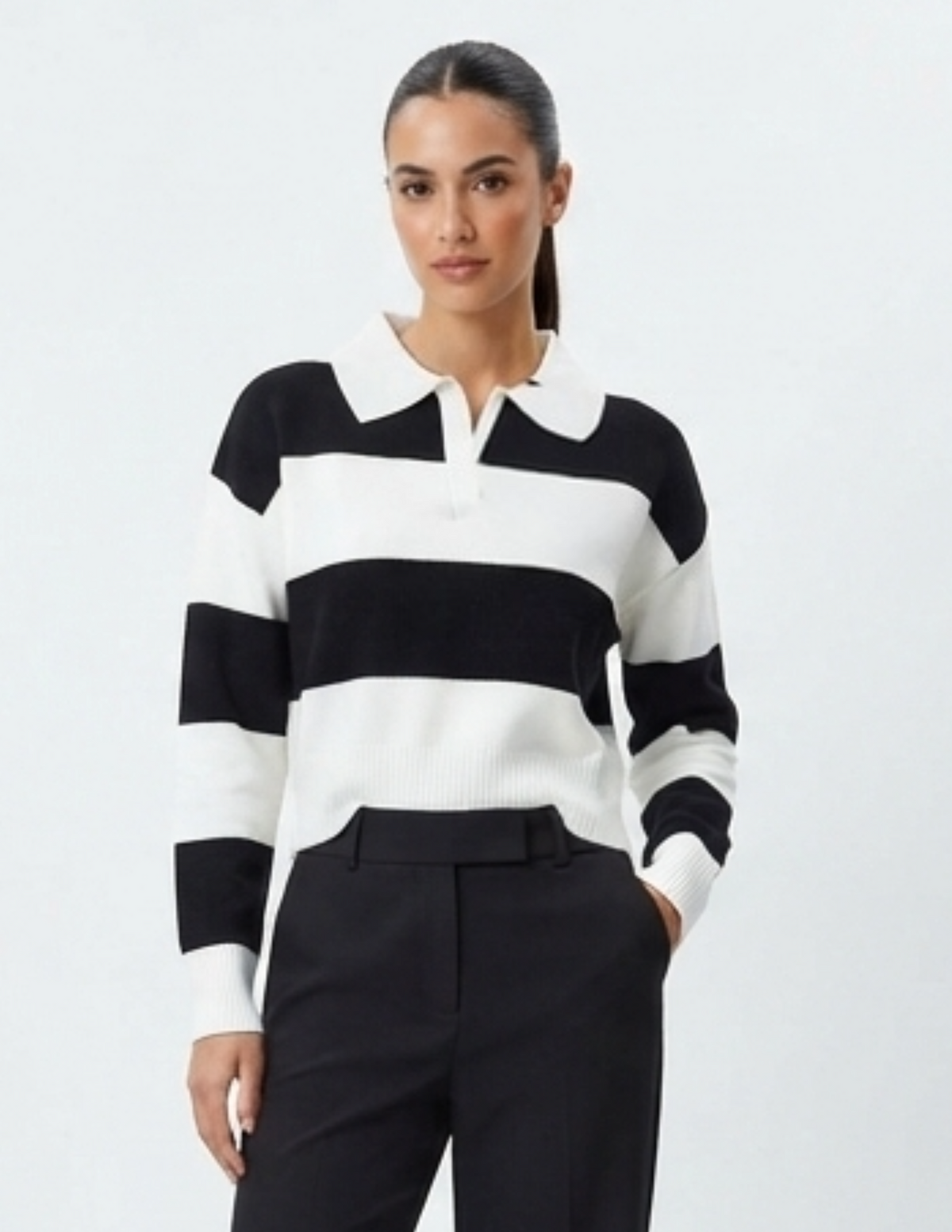 Suéter blanco con cuello estilo polo con franjas negras