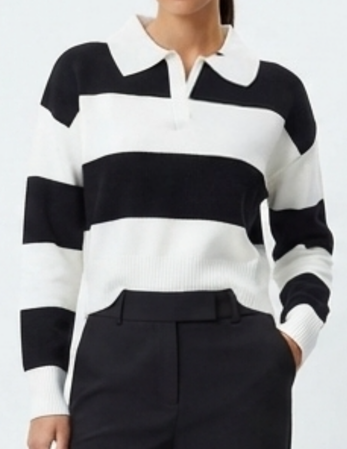 Suéter blanco con cuello estilo polo con franjas negras