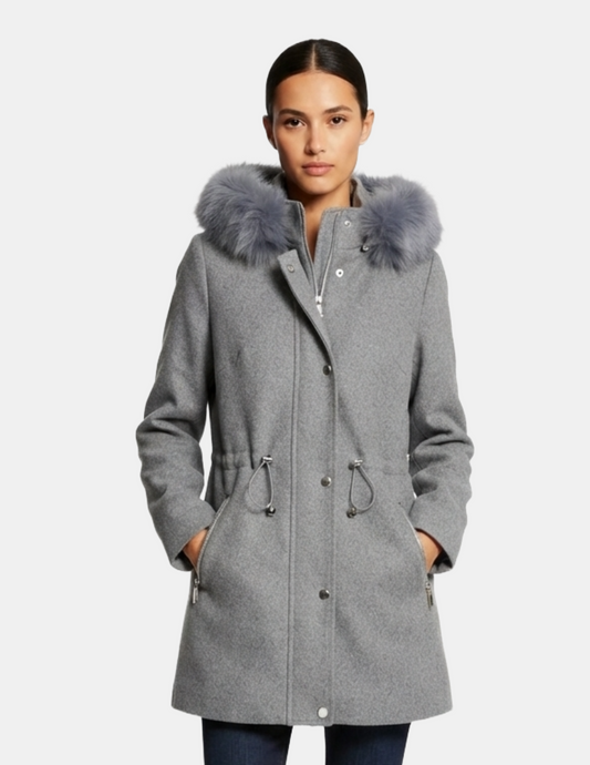 Abrigo gris con gorro y cintura ajustable