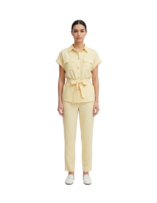 Conjunto amarillo de blusa con cinto y pantalón