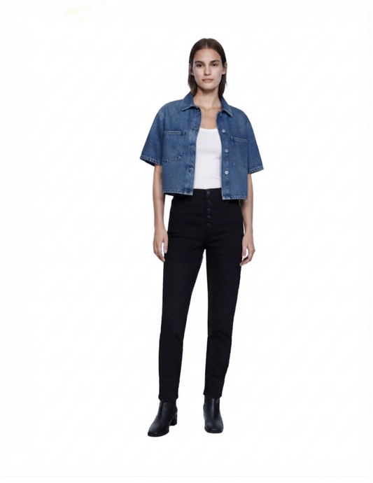 Blusa de mezclilla talle corto con bolsas laterales en pecho