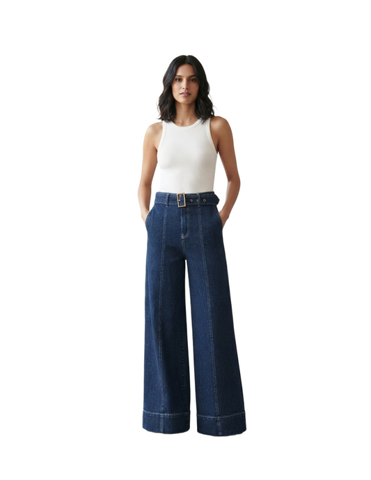 Pantalón de mezclilla oscura con bolsas laterales y cinto