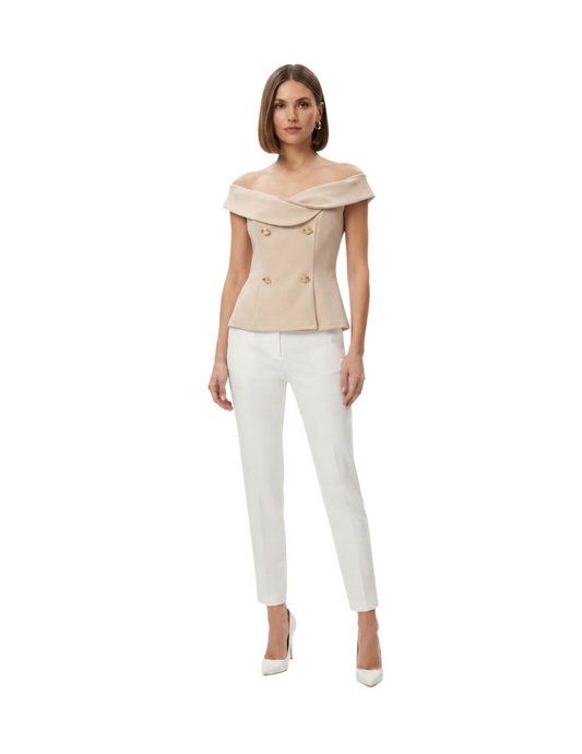 Blusa beige con caída al hombro y botones decorativas