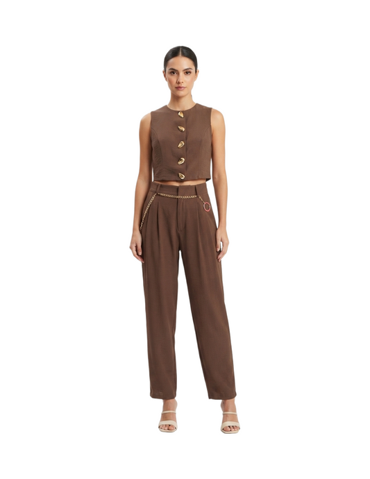 Conjunto cafe de dos piezas de blusa abotonada y pantalón con cinturón de cadena