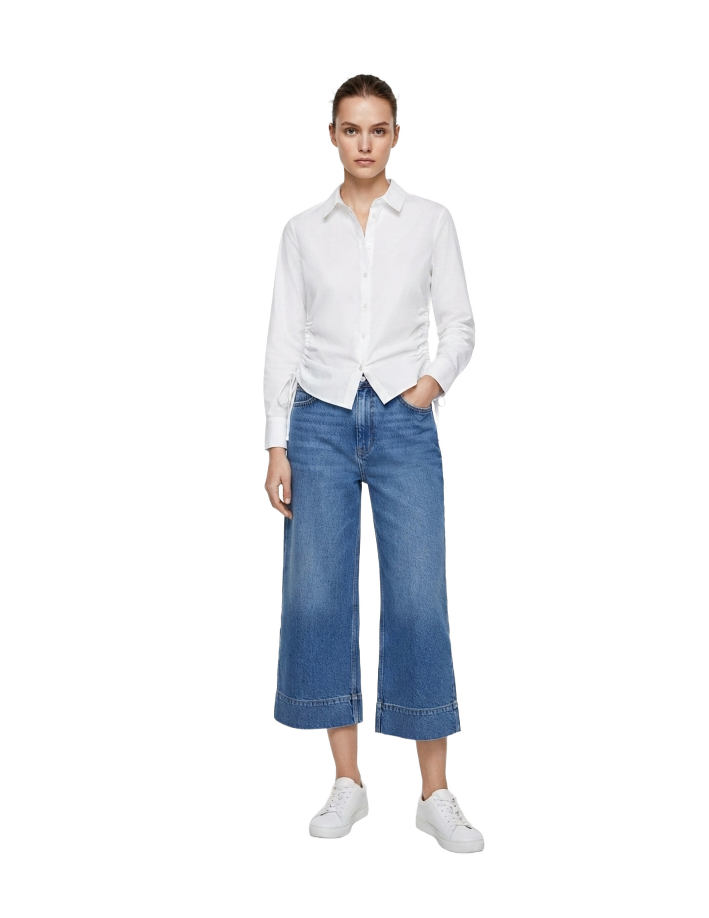 Blusa blanca abotonada con amarres laterales