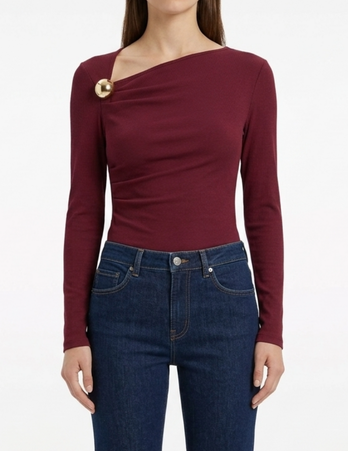 Blusa guinda con botón lateral de metal entallada