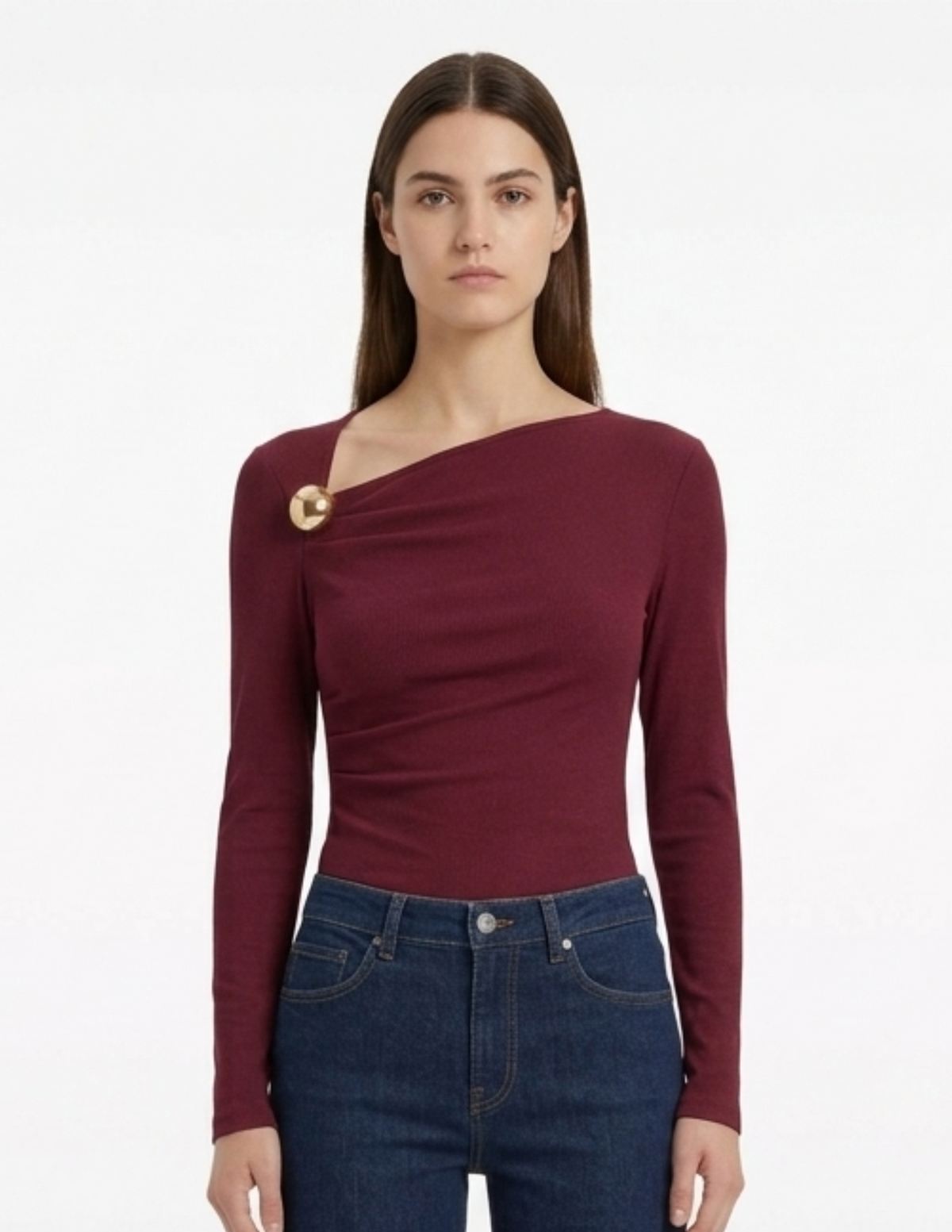 Blusa guinda con botón lateral de metal entallada