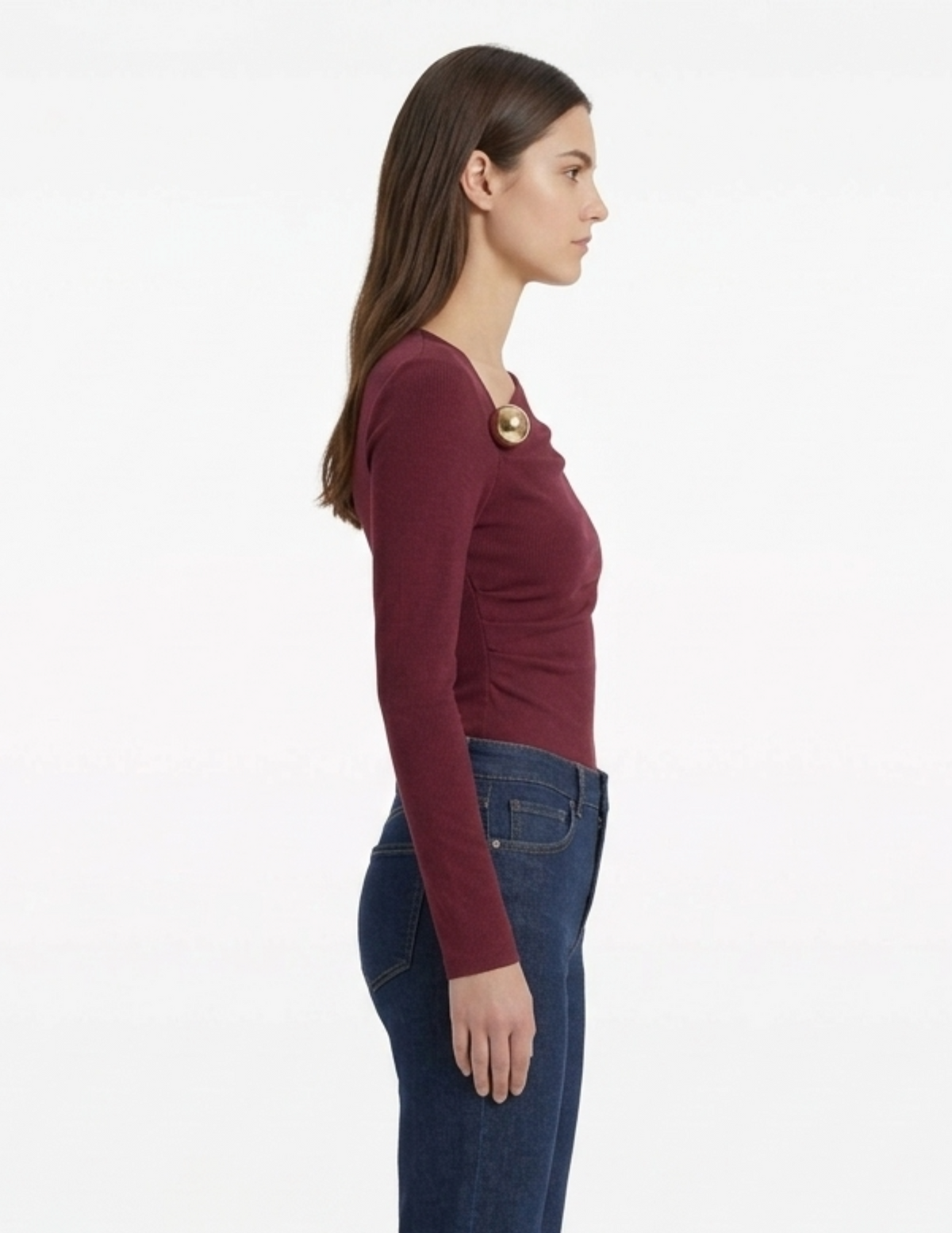 Blusa guinda con botón lateral de metal entallada