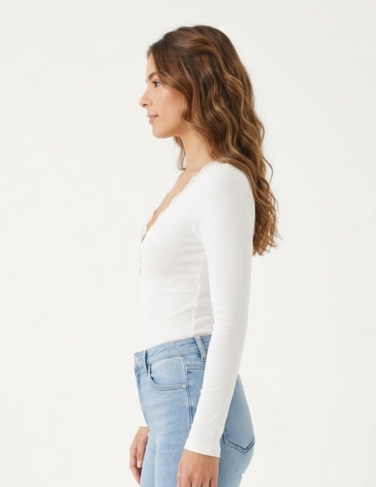 Blusa blanca acanalada con botones y bastilla con encaje