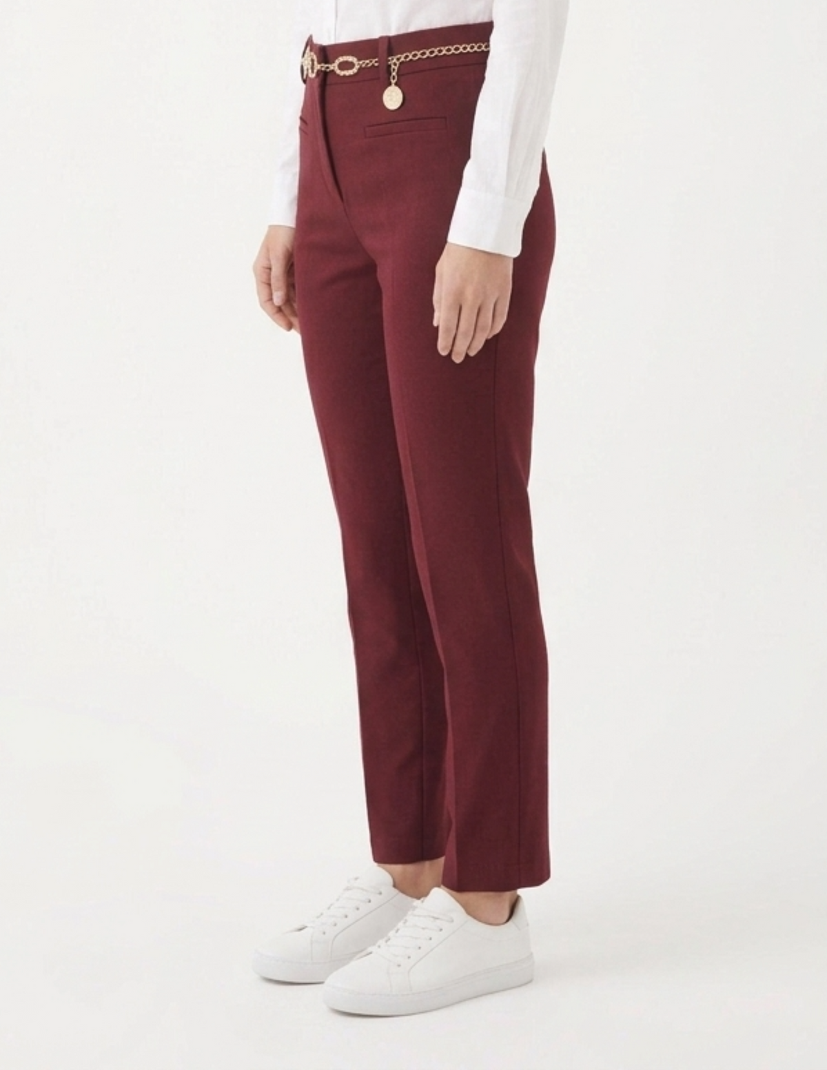Pantalón guinda con pinzas y cinturón metalico