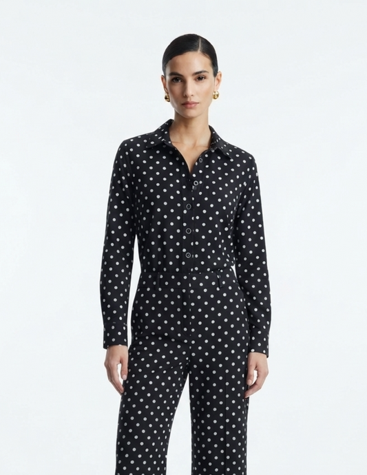 Conjunto negro con puntos blancos de blusa abotonada y pantalon
