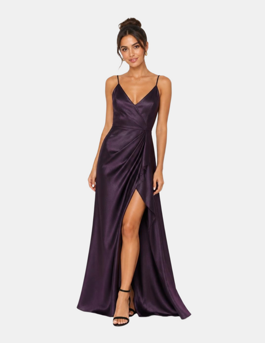 Vestido morado con escote en V de tirantes con abertura en pierna