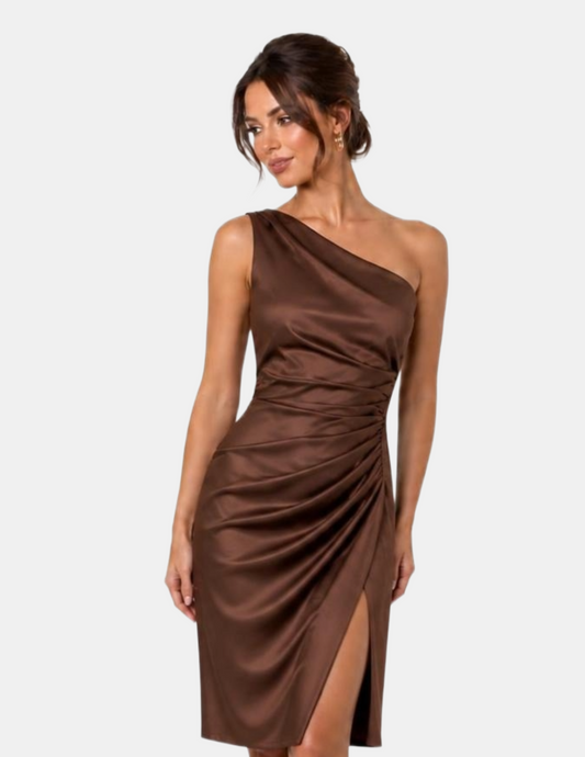Vestido cafe satinado con plisado lateral
