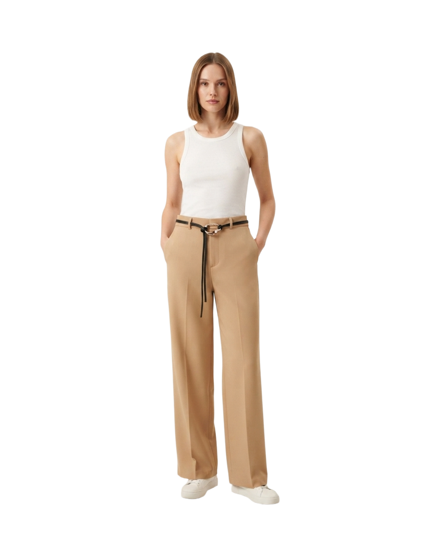 Pantalón beige con cinturón de tiras y hebilla