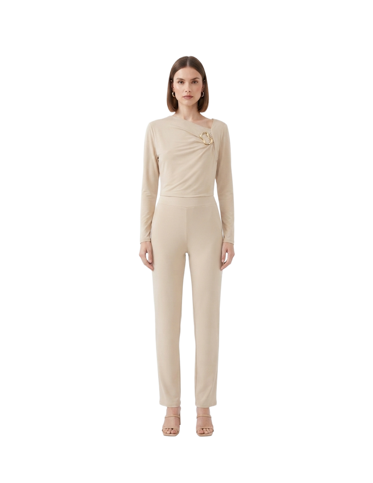 Conjunto beige de blusa con prendedor y pantalón