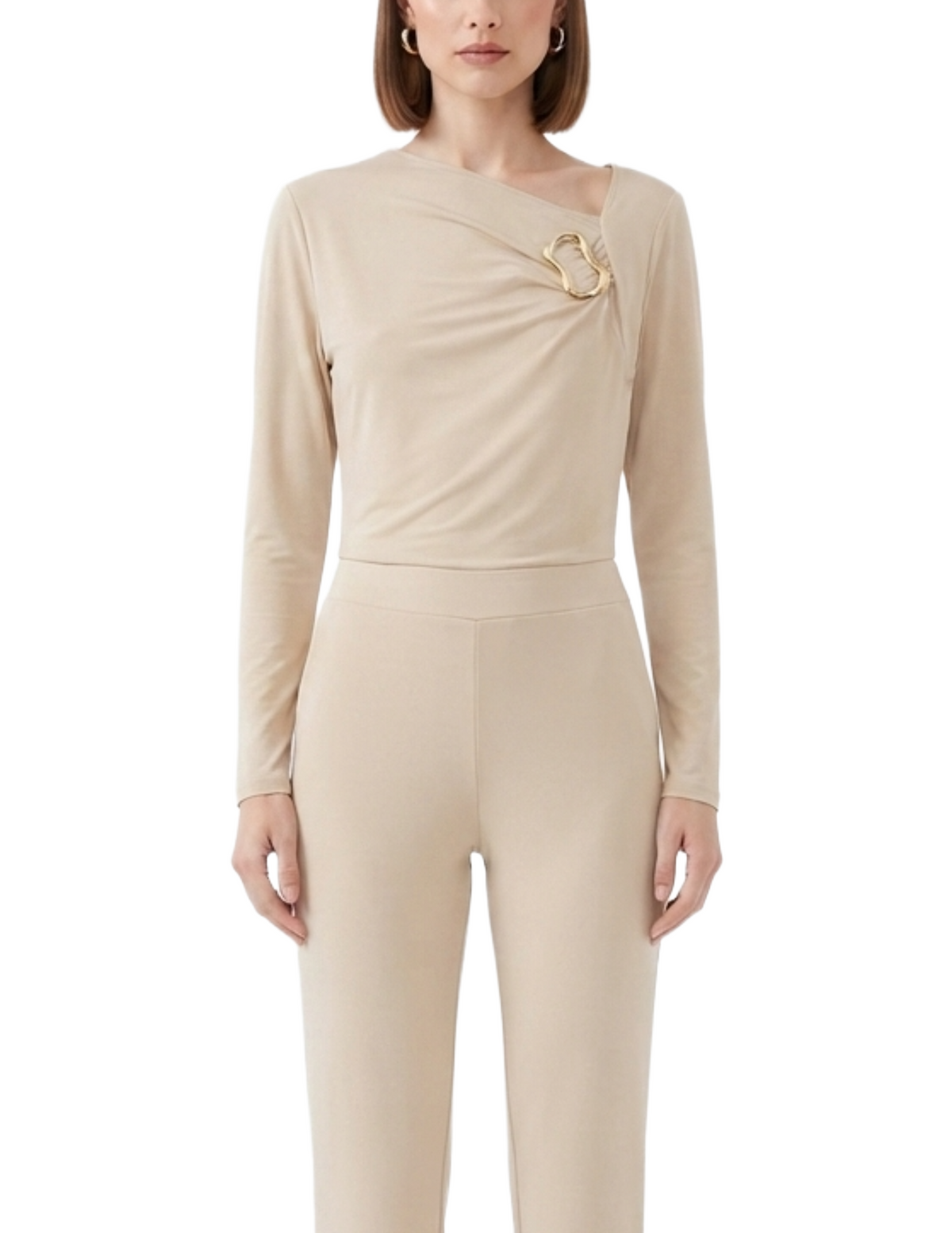 Conjunto beige de blusa con prendedor y pantalón
