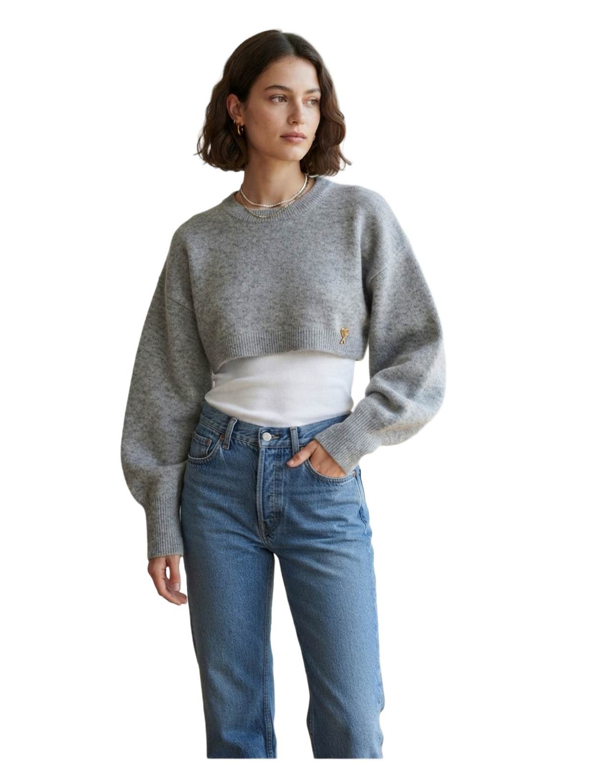 Suéter gris cuello redondo tipo crop con corazón metálico decorativo