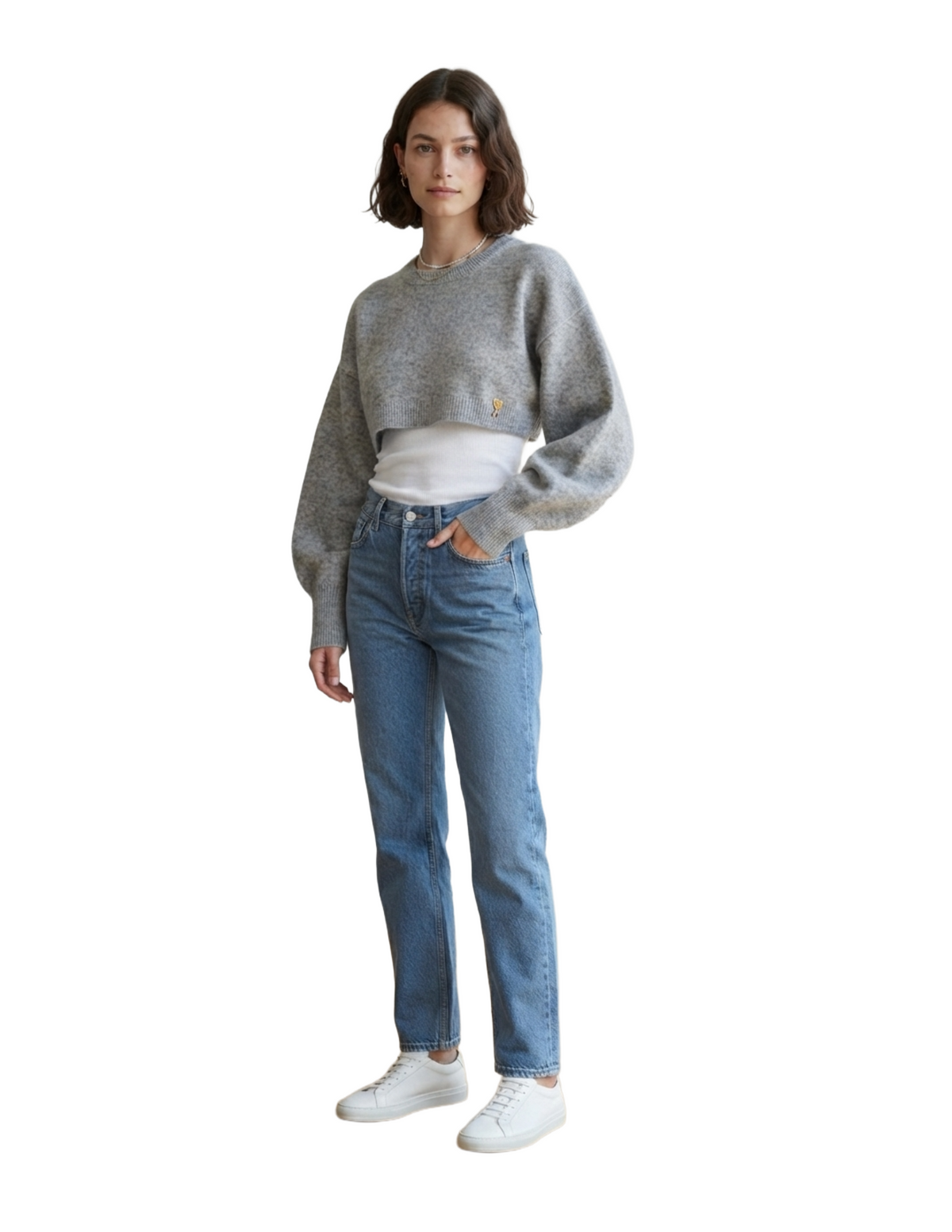 Suéter gris cuello redondo tipo crop con corazón metálico decorativo