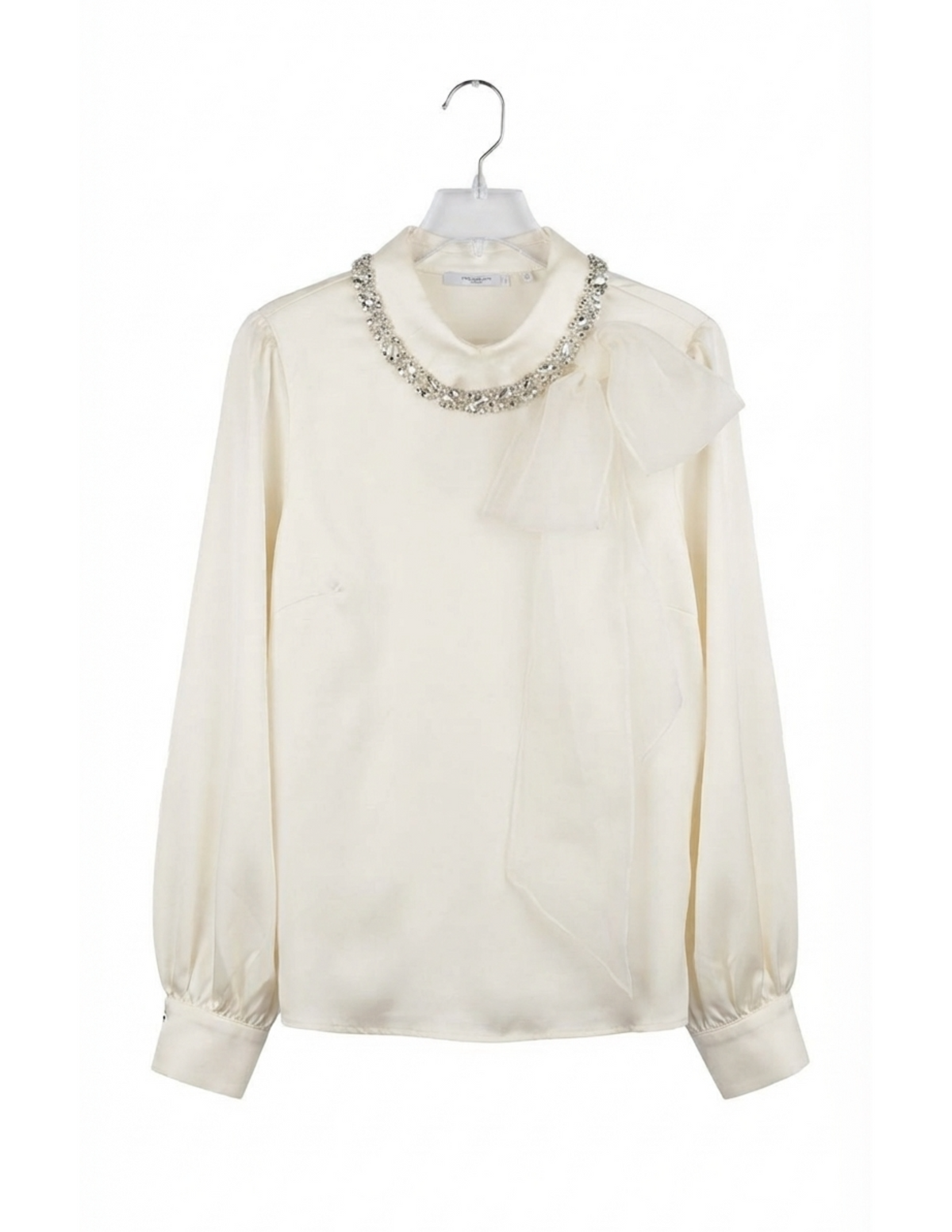 Blusa blanca de satin con detalle de cristales en cuello y amarre lateral manga larga