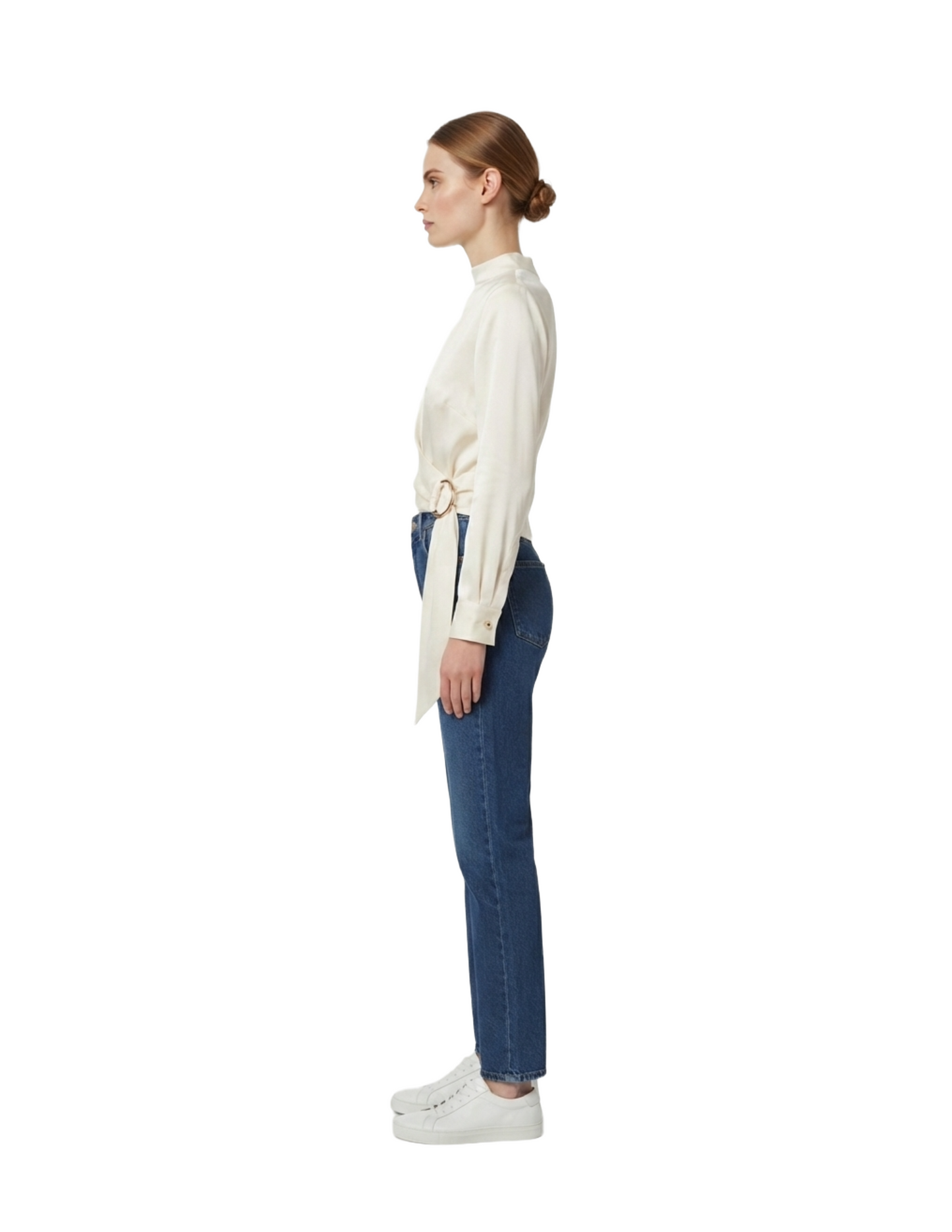 Blusa satinada de cuello alto con medio cinto