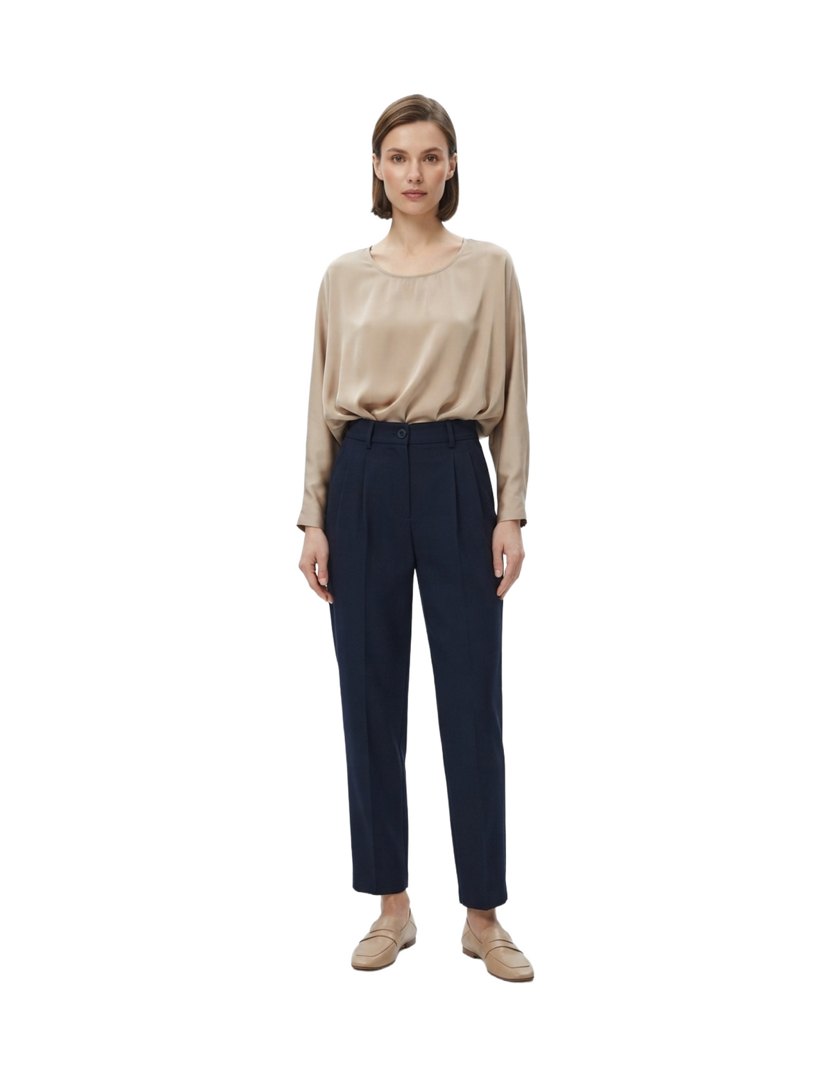 Pantalón azul con plisados al frente corte recto de vestir