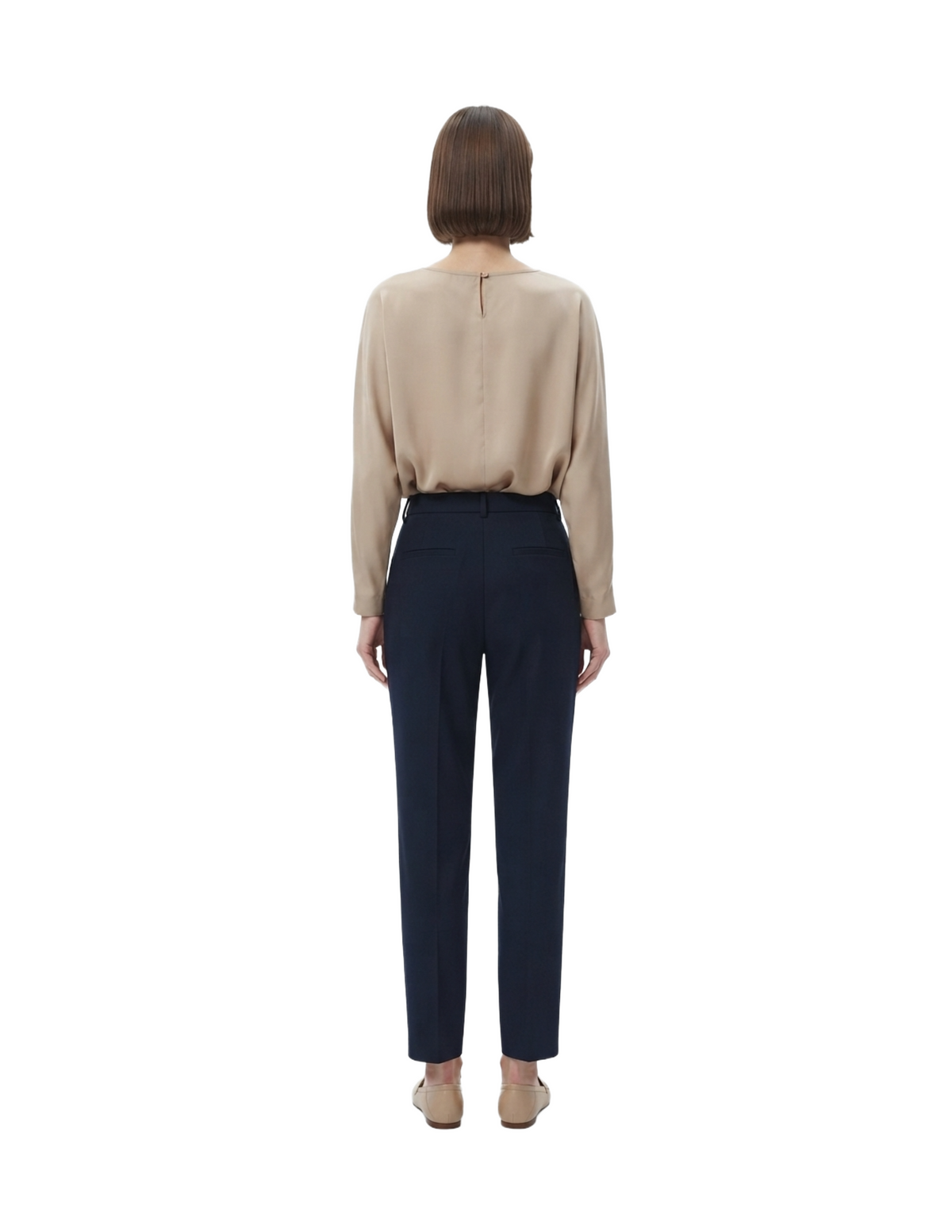 Pantalón azul con plisados al frente corte recto de vestir