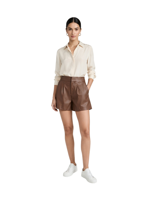 Short de vinipel con pinzas y bolsas laterales