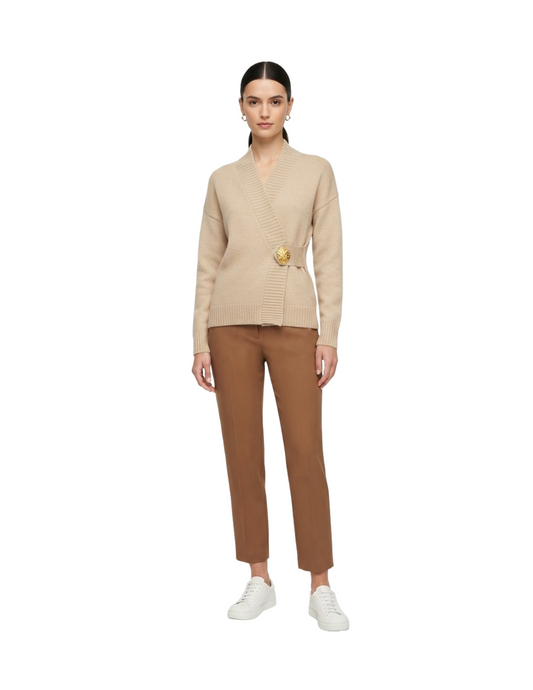 Suéter beige con detalle cruzado de prendedor