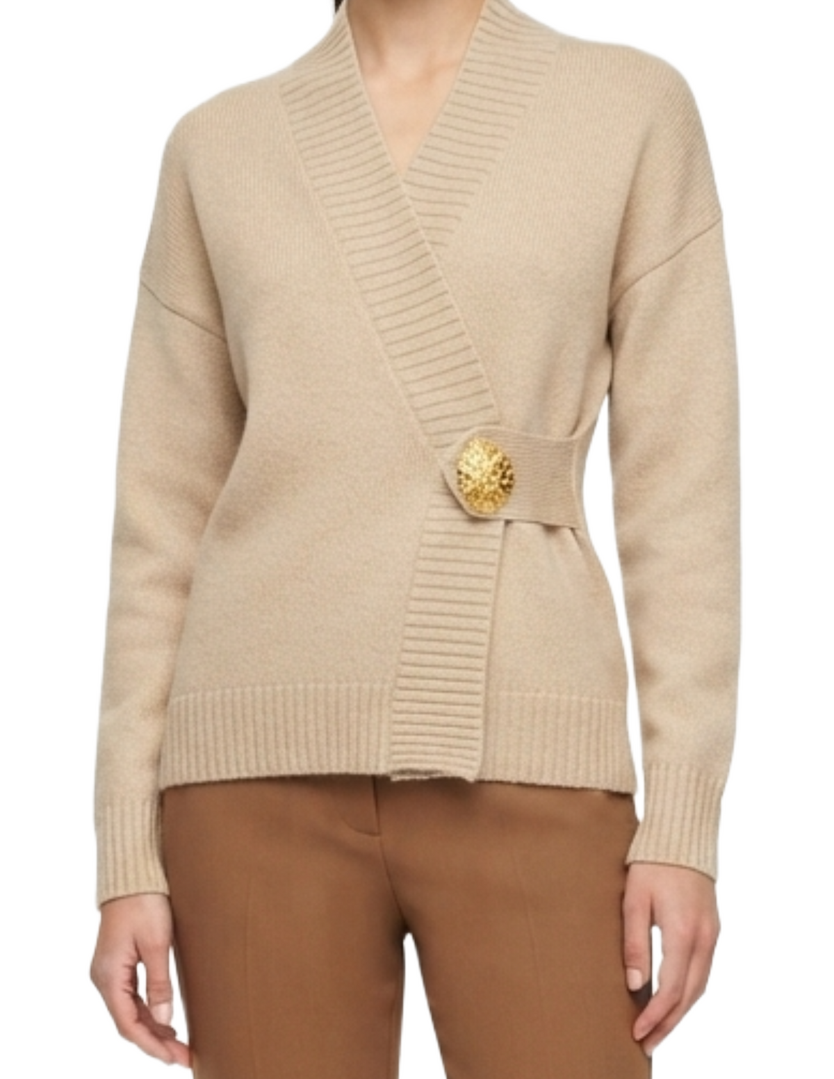 Suéter beige con detalle cruzado de prendedor