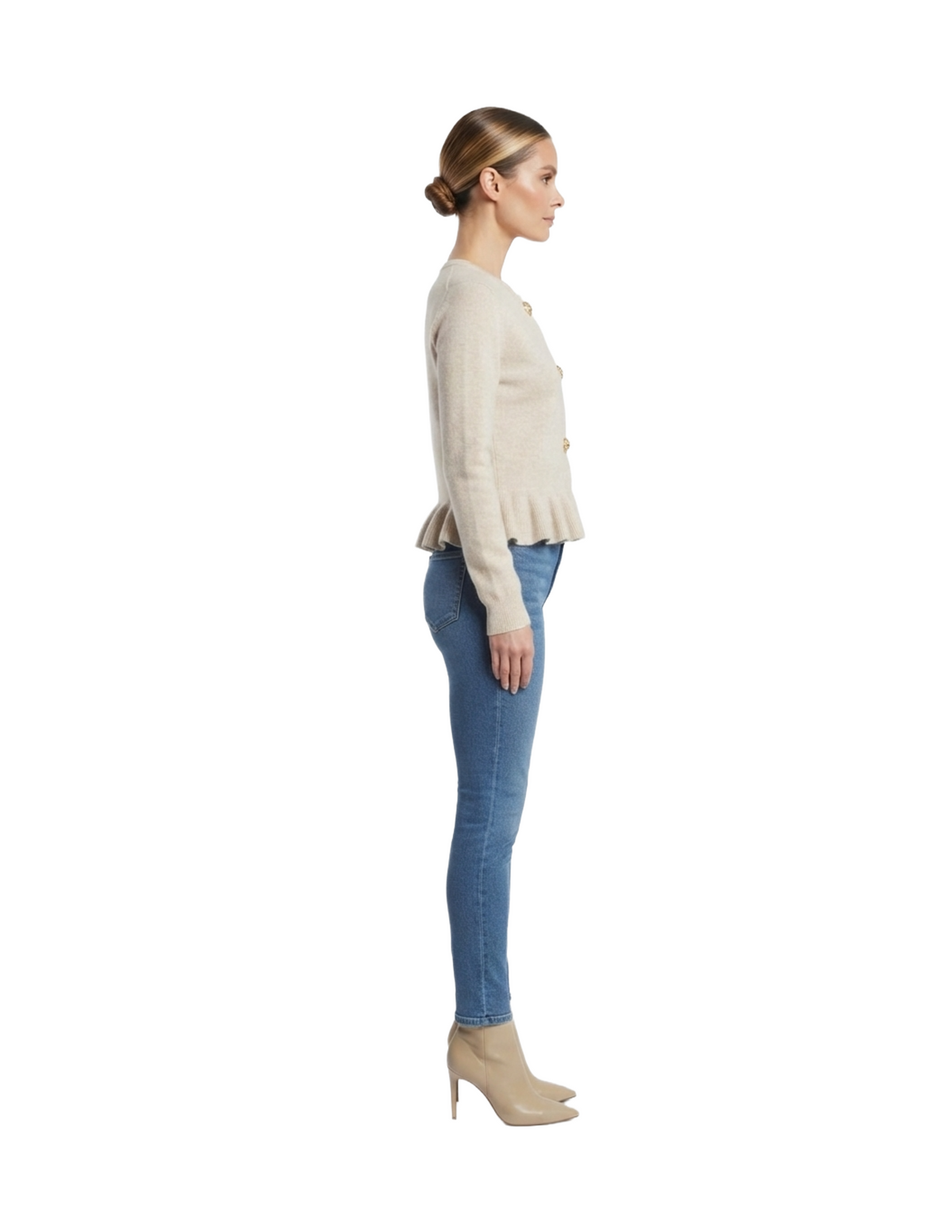 Suéter beige abotonado con olanes en costura