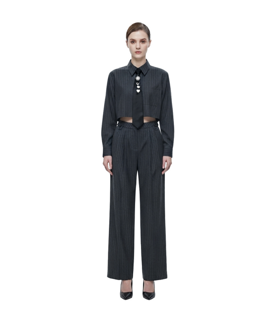 Conjunto de dos piezas gris rayado con corbata