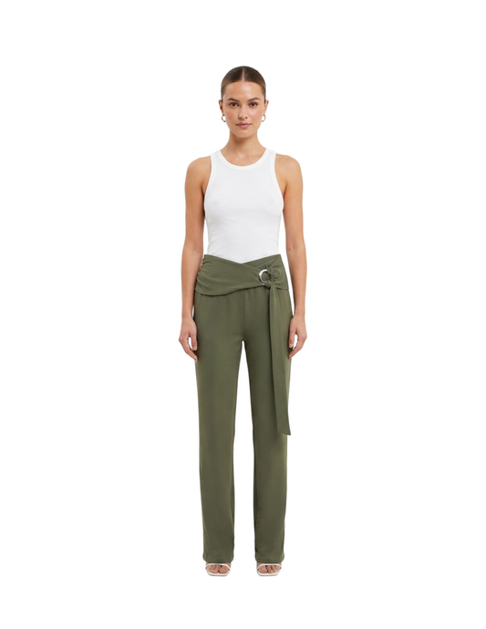 Pantalón verde con detalle de medio cinto lateral