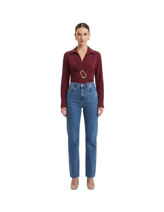 Blusa roja cuello en V con medio cinto
