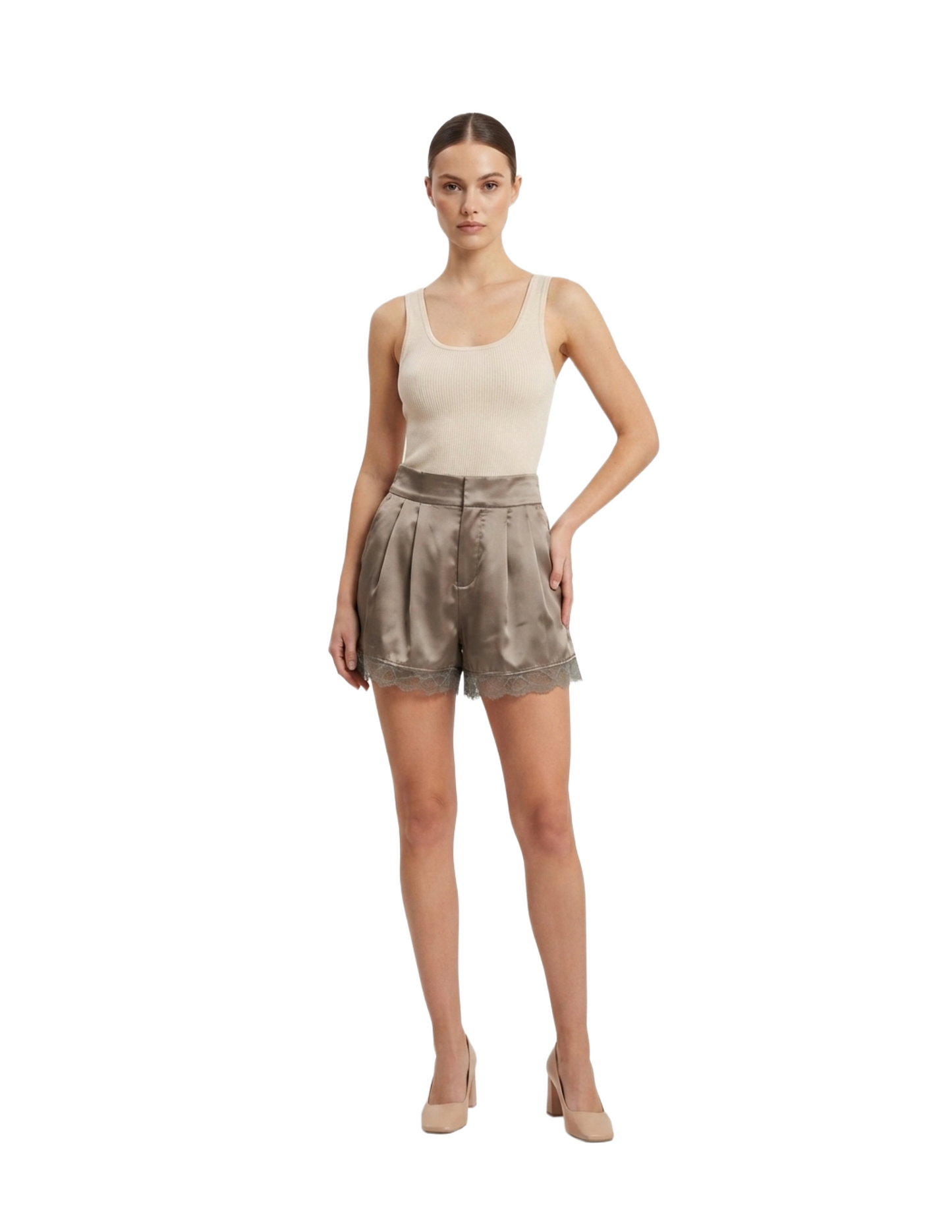 Short satinado con encaje