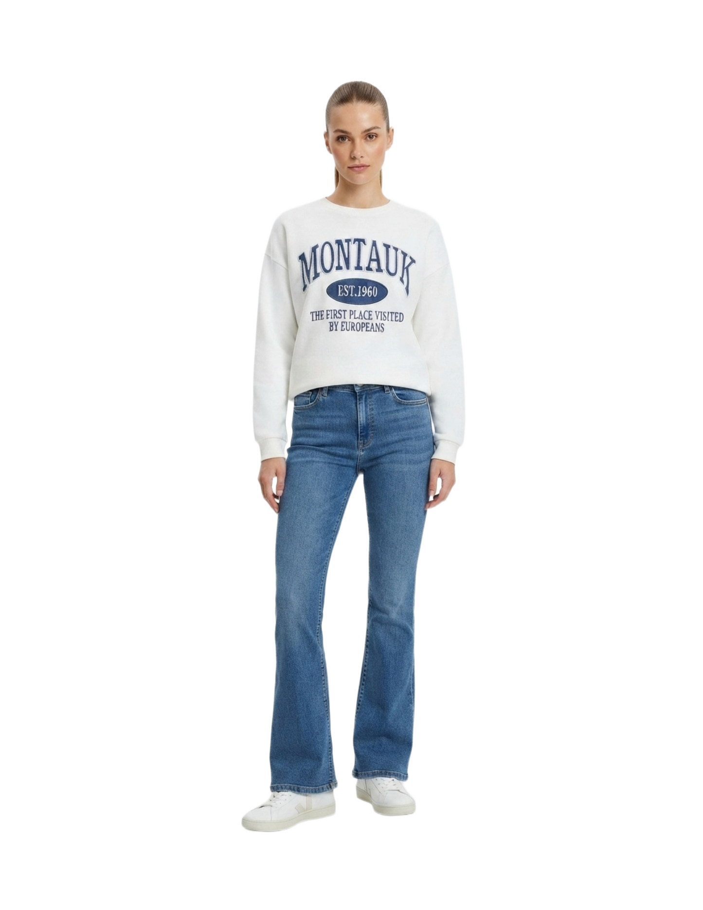 Suéter blanco con bordado estilo universitario