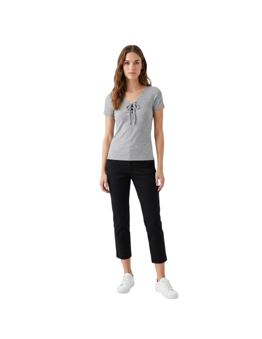Blusa gris acanalada con amarre en pecho