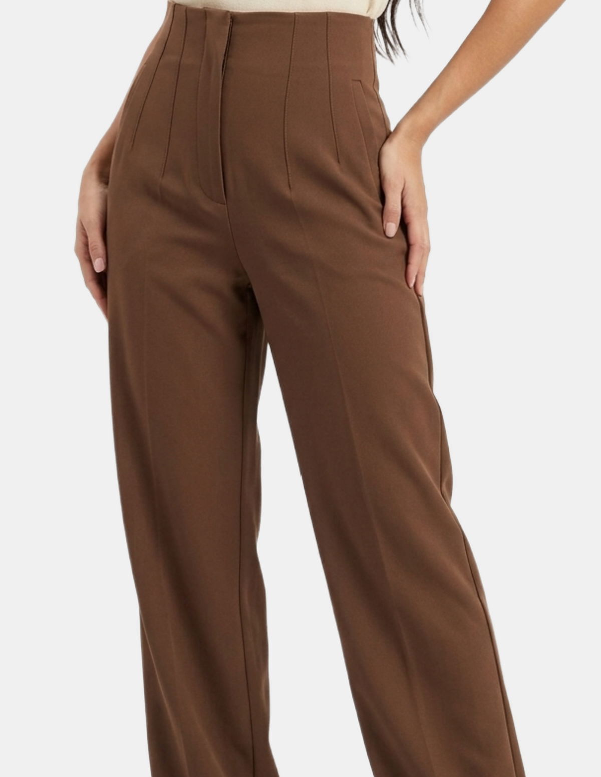 Pantalón cafe con pinzas e imitación bolsas
