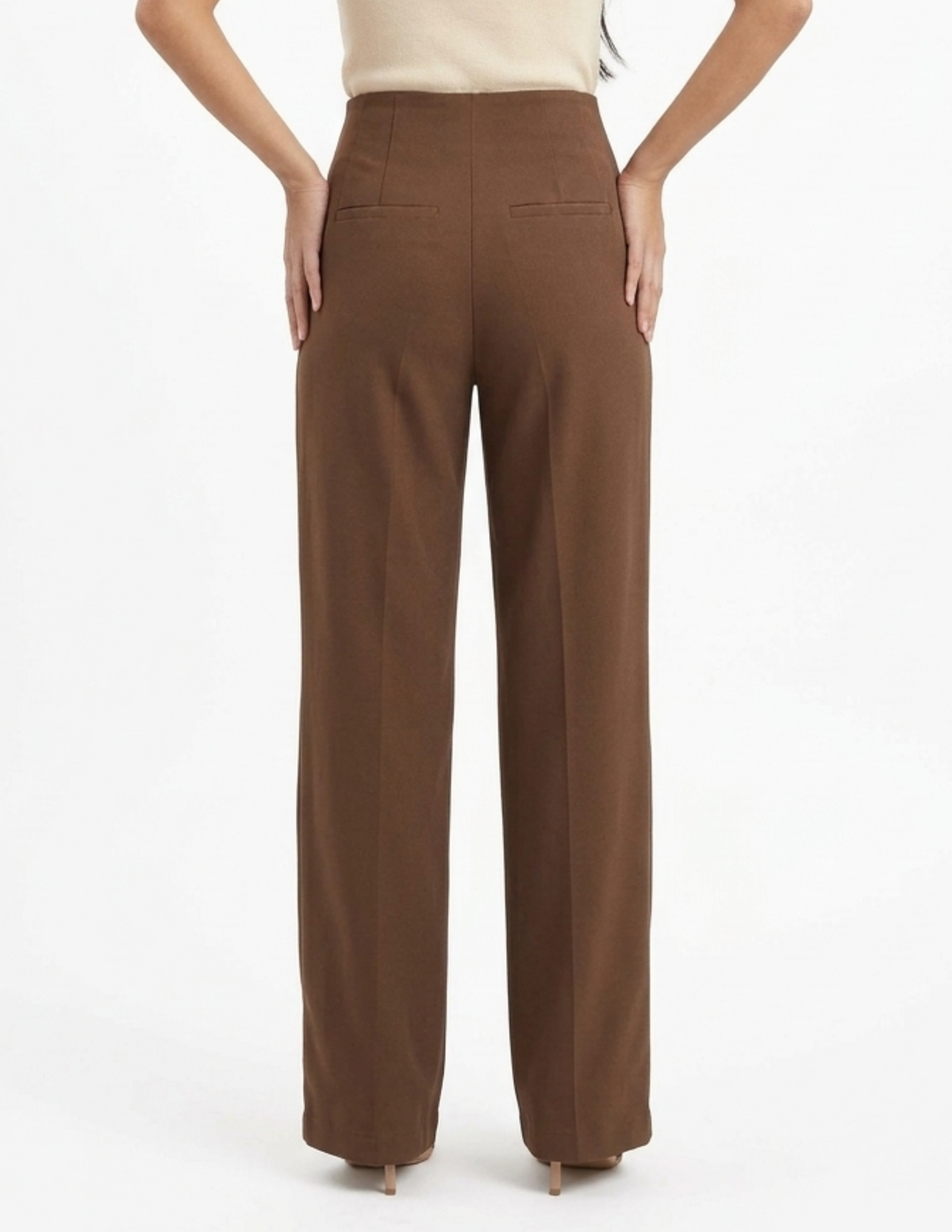 Pantalón cafe con pinzas e imitación bolsas