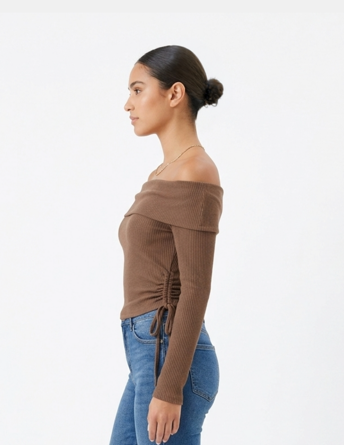 Blusa acanalada cafe con hombro descubierto