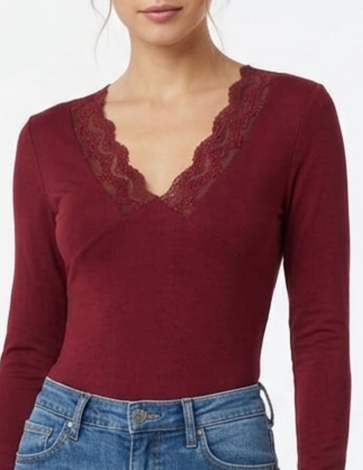 Blusa guinda con escote tipo V de encaje