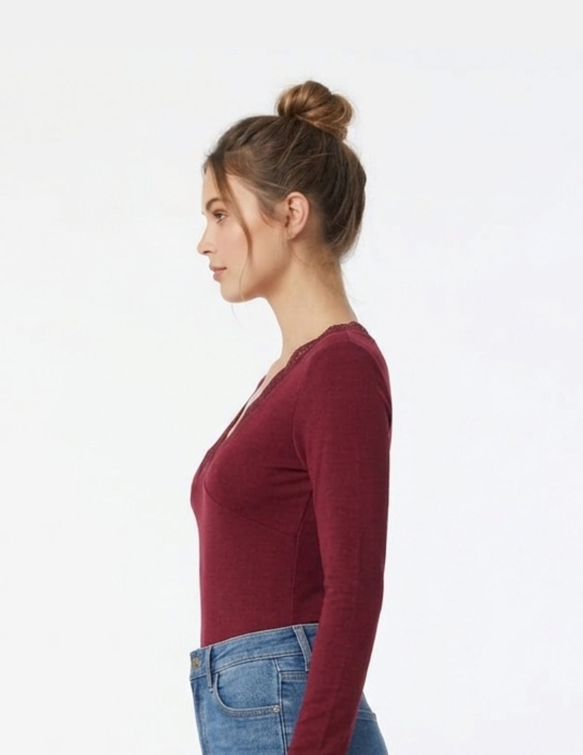 Blusa guinda con escote tipo V de encaje