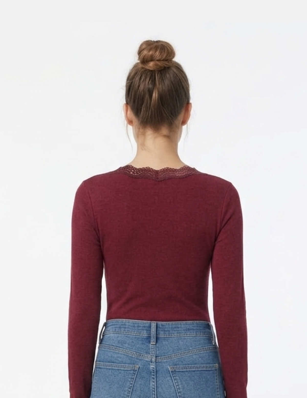 Blusa guinda con escote tipo V de encaje