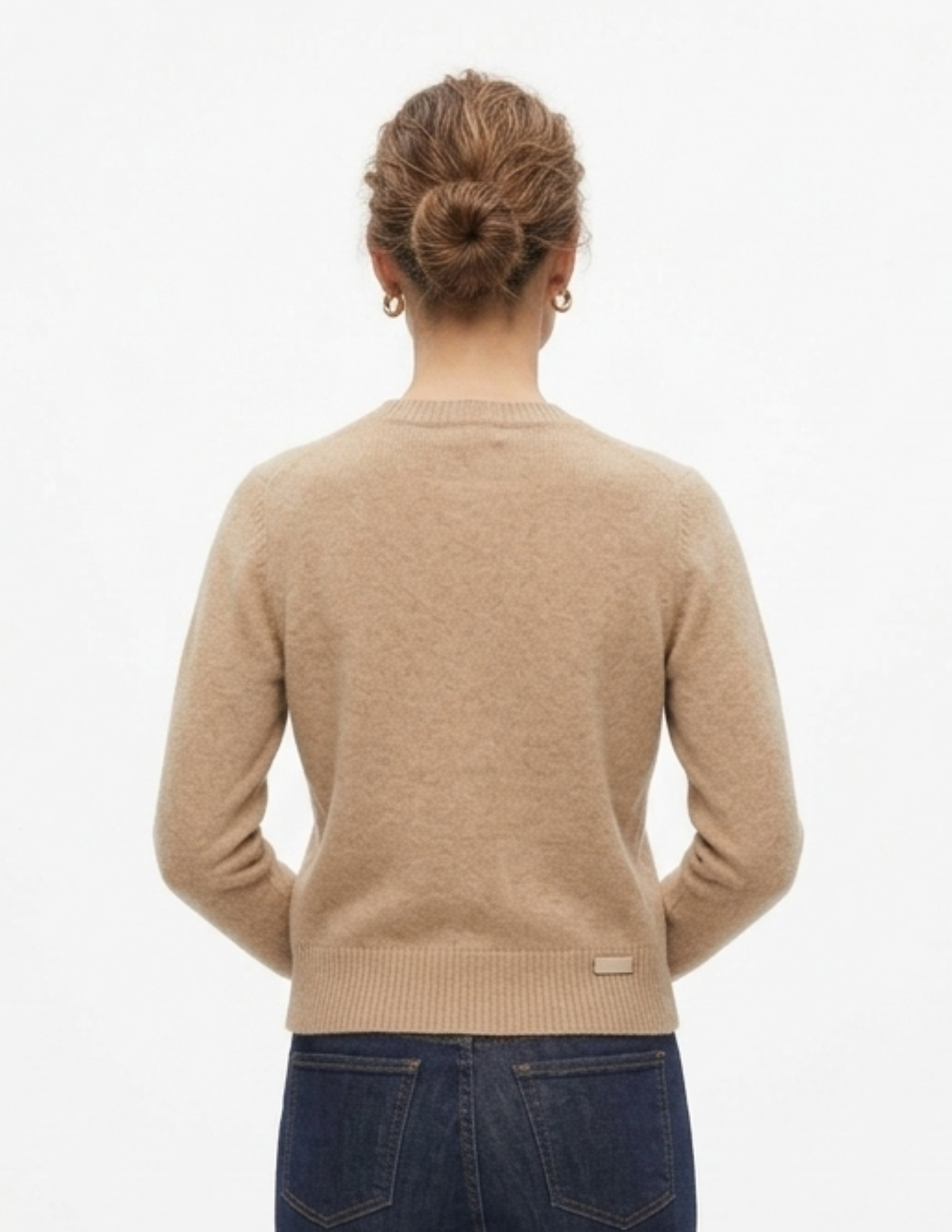 Suéter beige con chaquiras cuello redondo